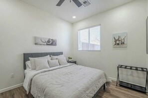 2 bedrooms, iron/ironing board, free WiFi, bed sheets - This centrally located 2 bedroom 2 bathroom is fully remodeled with electric vehicle charging on site (Tucson)