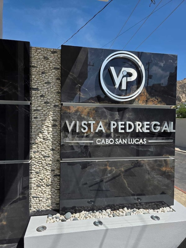 Exterior detail - Vista Pedregal – Modern Vacation Apartment in Cabo San Lucas 2 min walk to Golden Zone Marina (Cabo San Lucas)