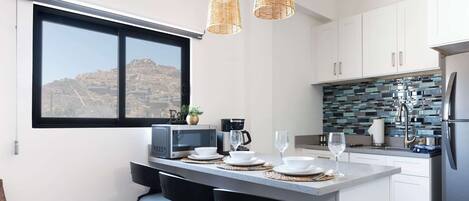 Jääkaappi, mikroaaltouuni, liesi, leivänpaahdin