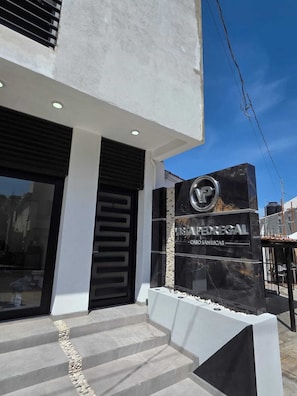 Exterior detail - Vista Pedregal – Modern Vacation Apartment in Cabo San Lucas 2 min walk to Golden Zone Marina (Cabo San Lucas)