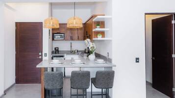 Refrigerador, microondas, horno, placa de cocina