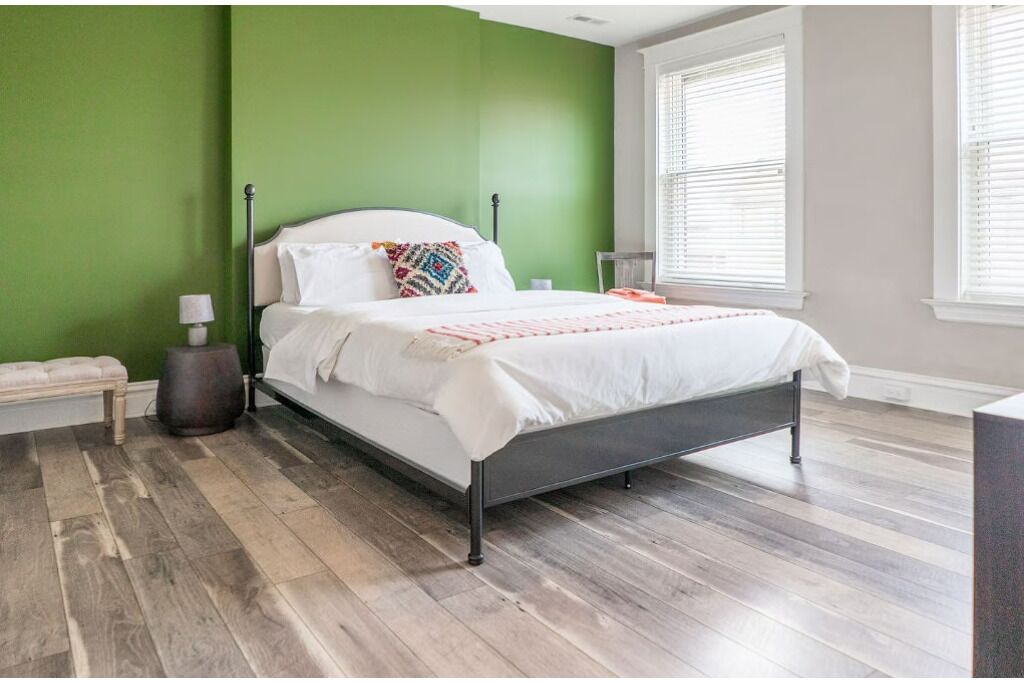 3 slaapkamers, een strijkplank/strijkijzer, gratis wifi, beddengoed