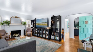 Smart TV, DVD player, books - Charming Kensington Retreat Near Balboa Park & Downtown (San Diego)