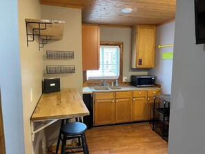 Full-sized fridge, microwave, oven, cookware/dishes/utensils