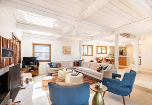 Televisio, takka, DVD-soitin, stereot