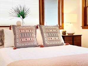 4 bedrooms, in-room safe, iron/ironing board, WiFi - Boulder Grove Ranch (Acres of Boulders & Hot Tub) (Yucca Valley)