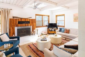 Televisio, takka, DVD-soitin, stereot