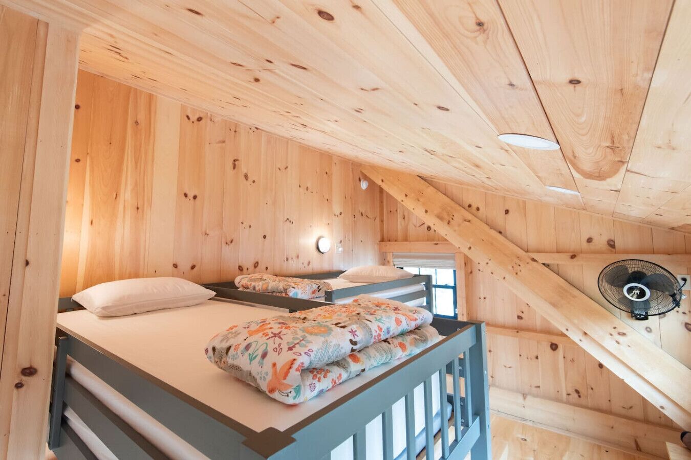 Fer et planche à repasser, lit parapluie, Wi-Fi, draps fournis