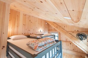 Tabla de planchar con plancha, cuna de viaje, wifi y ropa de cama