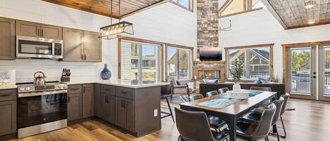 冷蔵庫、電子レンジ、オーブン、コンロ