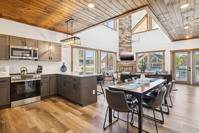 Private Indoor Pool - Sleeps 10 - Hot Tub