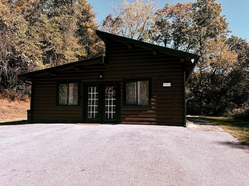 Log Cabin Hideaway - off Route 30 - Game Room - Sleeps 10