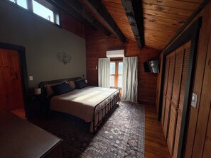 4 bedrooms, travel cot, free WiFi, bed sheets