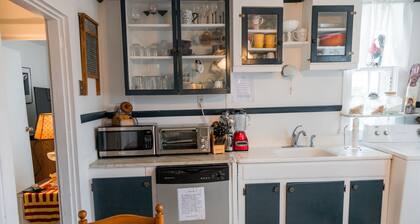 Historic Oak Bluffs Cottage – Porch with View