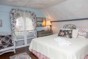 4 bedrooms, desk, iron/ironing board, WiFi - Historic Oak Bluffs Cottage – Porch with View (Oak Bluffs)