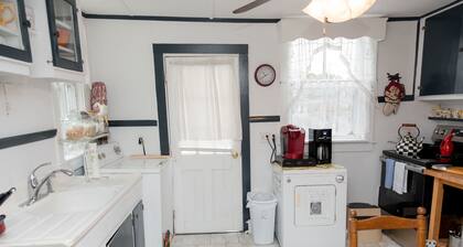Historic Oak Bluffs Cottage – Porch with View