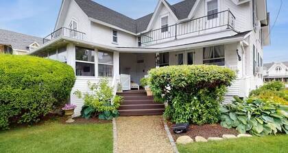 Historic Oak Bluffs Cottage – Porch with View