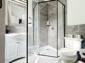 Hårtork, handdukar, tvål och toalettpapper