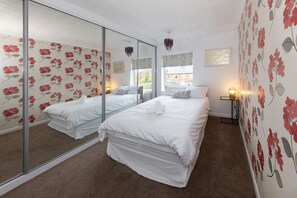 3 bedrooms, iron/ironing board, WiFi, bed sheets