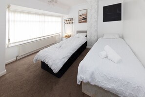 3 Schlafzimmer, BĂŒgeleisen/BĂŒgelbrett, WLAN, BettwĂ€sche