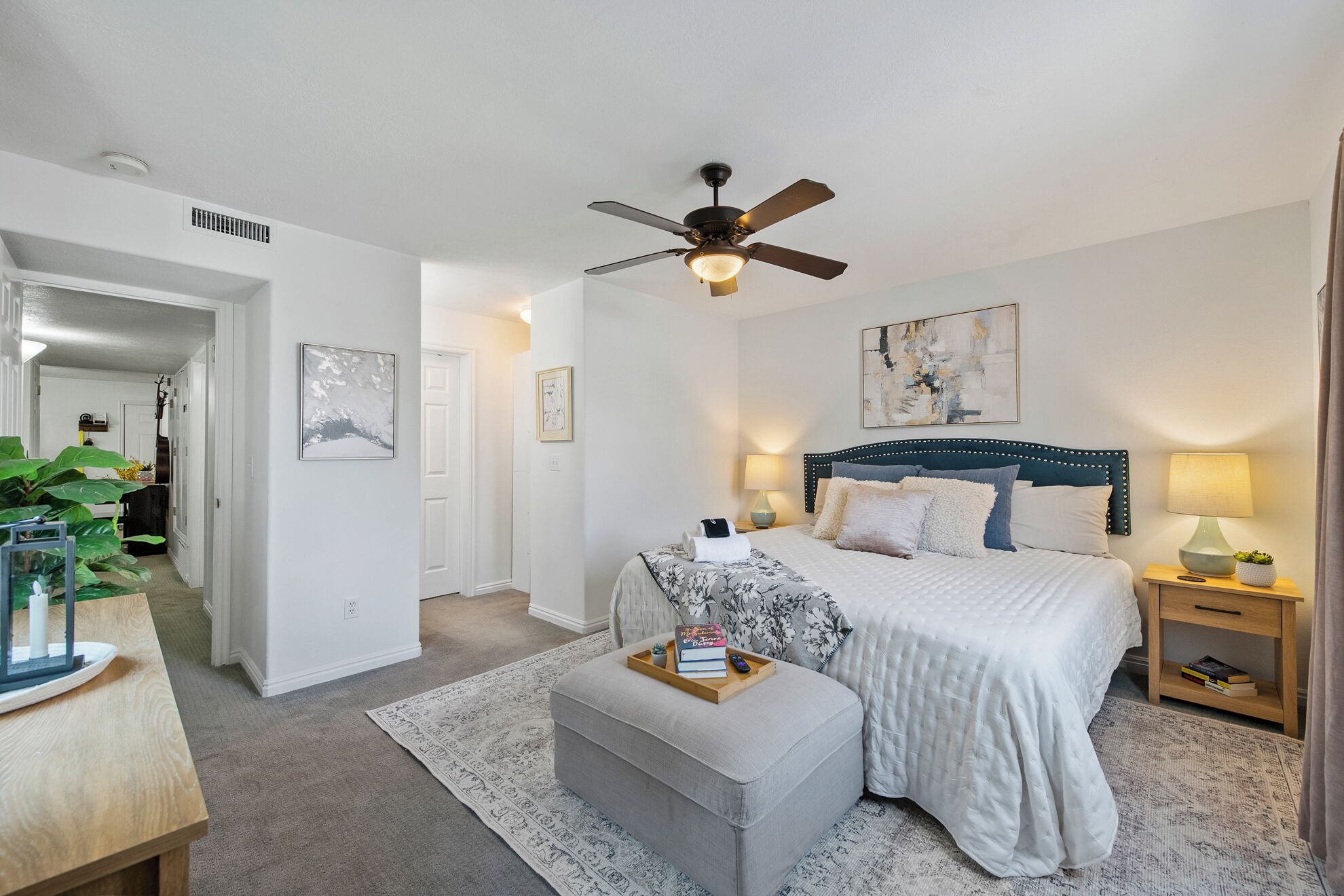 2 soverom, skrivebord, strykejern/-brett og reiseseng for barn