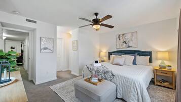 2 soverom, skrivebord, strykejern/-brett og reiseseng for barn