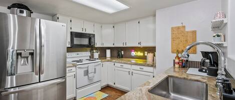 Kühlschrank, Mikrowelle, Ofen, Herdplatte