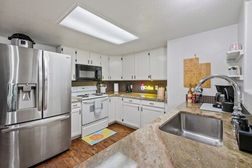 NEW! Charming Condo, Perfectly located near UVU/BYU, Balcony, Near Mountains!