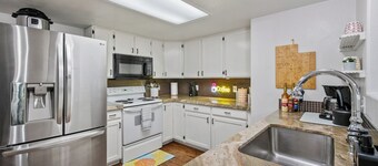 NEW! Charming Condo, Perfectly located near UVU/BYU, Balcony, Near Mountains!