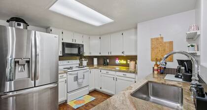 NEW! Charming Condo, Perfectly located near UVU/BYU, Balcony, Near Mountains!