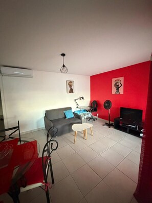 Smart TV - A 10-minute walk from the center of town, beaches and services. (Le Gosier)