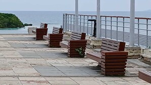 A seaside promenade with benches and a railing overlooking the ocean. - T2, King Size 10 min walk to town, beaches, restaurants, walking route (Le Gosier)