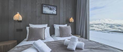 3 bedrooms, internet, bed sheets