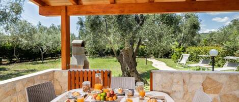 تناول الطعام بالخارج