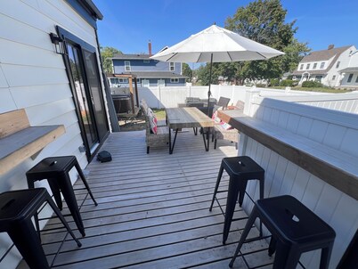 Golden Dome Oasis. Spacious 5 BR! Walk to ND! Large yard w Hot Tub! Outdoor TV