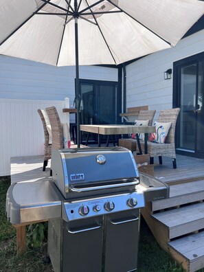 Outdoor dining - Golden Dome Oasis. Spacious 5 BR! Walk to ND! Large yard w Hot Tub! Outdoor TV (South Bend)