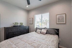 2 bedrooms, iron/ironing board, free WiFi, bed sheets - This centrally located 2 bedroom 2 bathroom is fully remodeled with electric vehicle charging on site (Tucson)