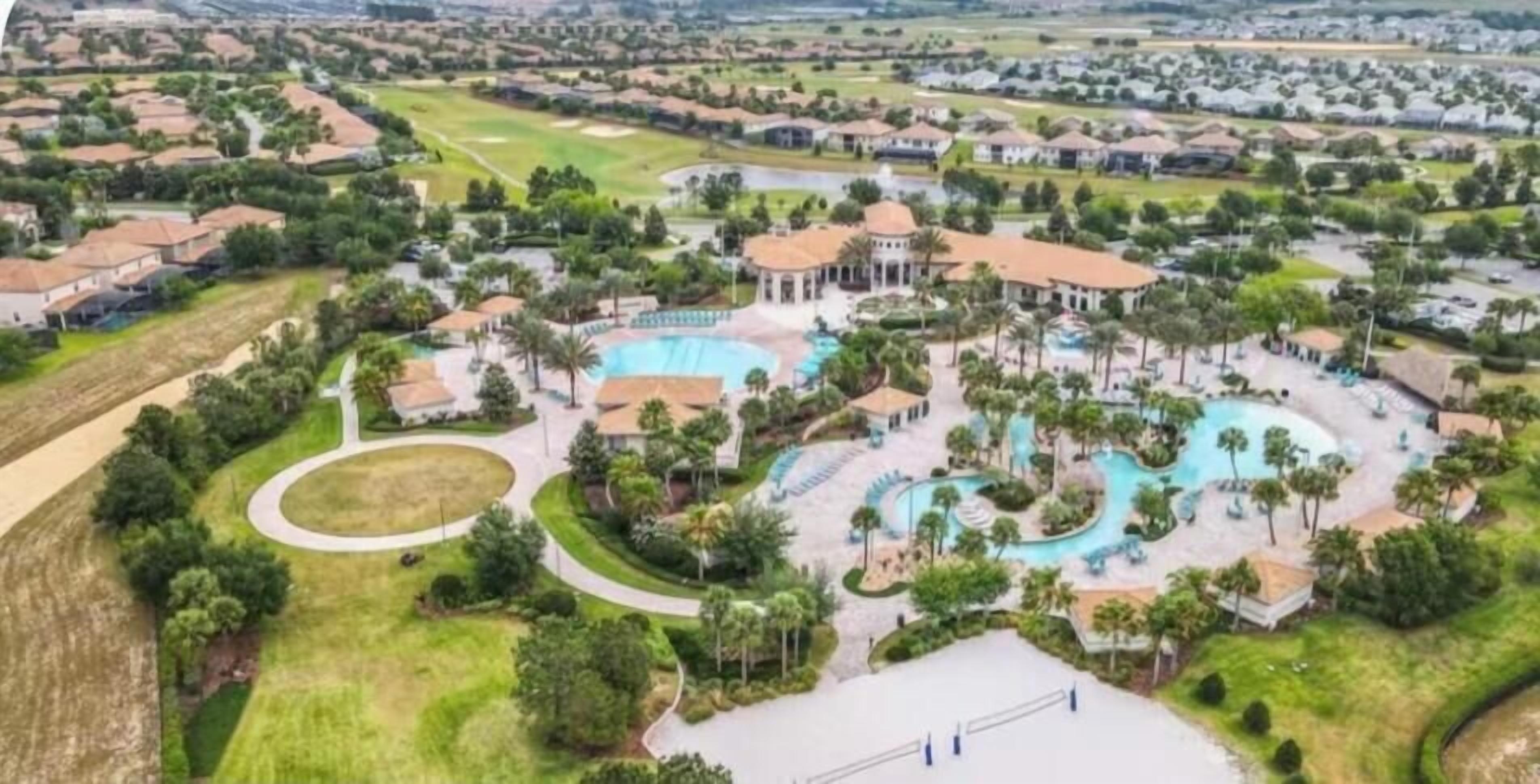 Utendørsbasseng og et oppvarmet basseng