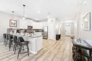 冷蔵庫、電子レンジ、オーブン、コンロ