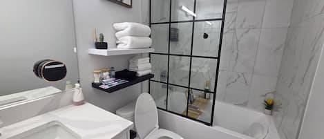 Haartrockner, Handtücher, Seife, Toilettenpapier