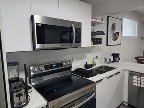 Microondas, horno, parrilla de estufa y lavavajillas