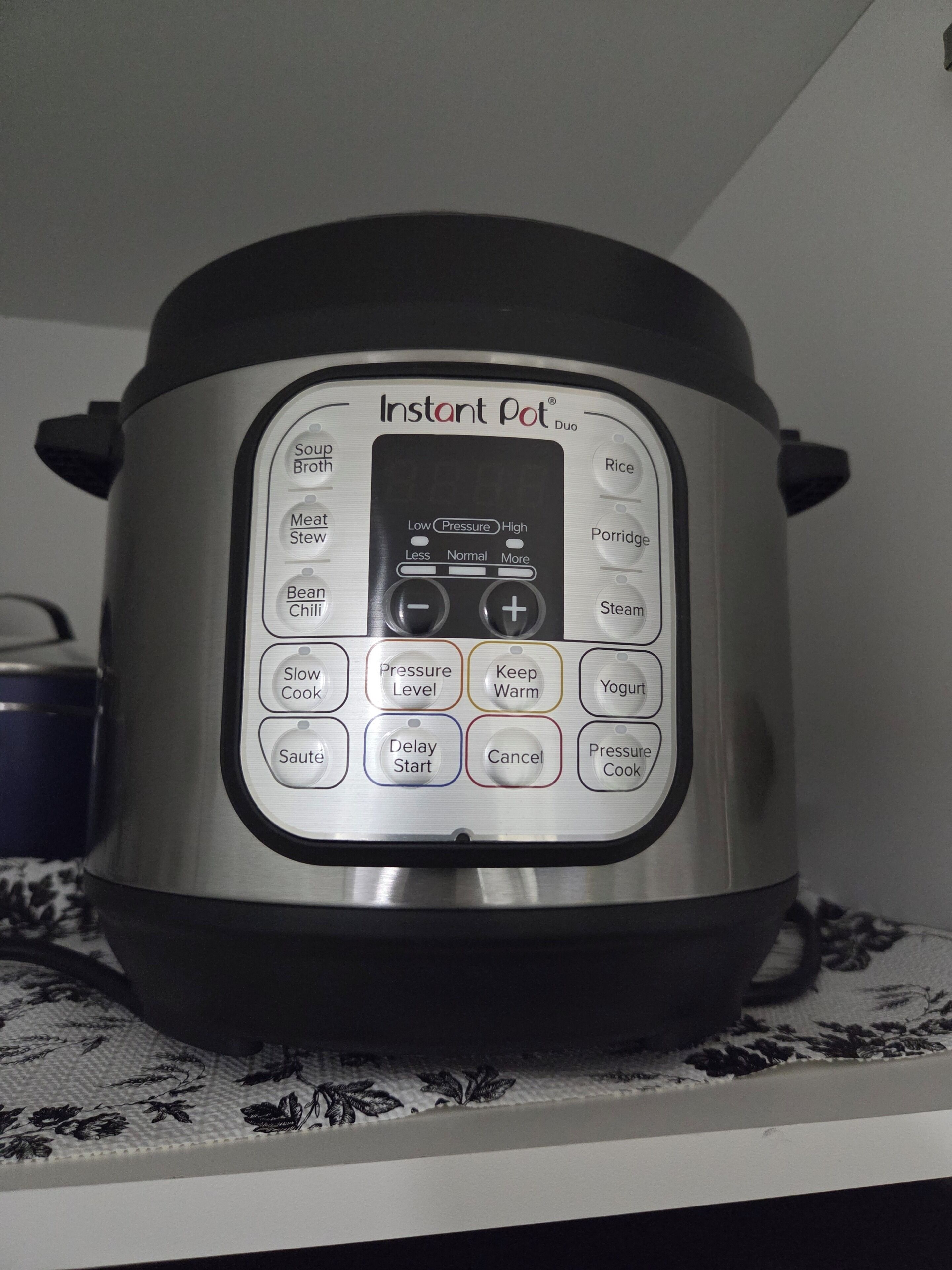 Een Instant Pot Duo met een bedieningspaneel met digitale kookinstellingen.