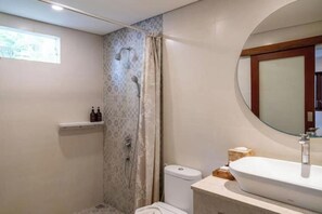 Serviettes fournies, savon, shampoing, papier toilette