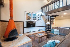 Familienapartment, 2 Schlafzimmer, Kamin | Schreibtisch, laptopgeeigneter Arbeitsplatz, Bügeleisen/Bügelbrett