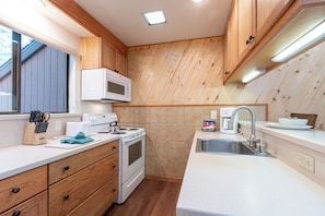 Condo família, 2 quartos, sacada | Cozinha privada | Geladeira, micro-ondas, fogão, cooktop