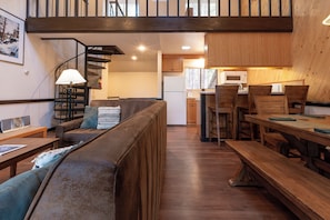 32-inch flat-screen TV with cable channels - Club Tahoe Resort (Incline Village)