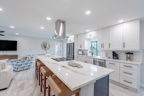 House, Multiple Beds (Seas The Day) | Private kitchen