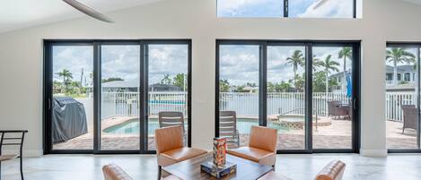 ハウス ベッド (複数台) (Seas The Day) | 屋外ダイニングエリア