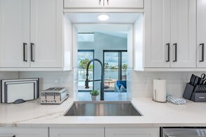 ハウス ベッド (複数台) (Seas The Day) | 内装