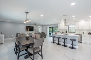 ハウス ベッド (複数台) (Easy Breezy Getaway) | レストラン